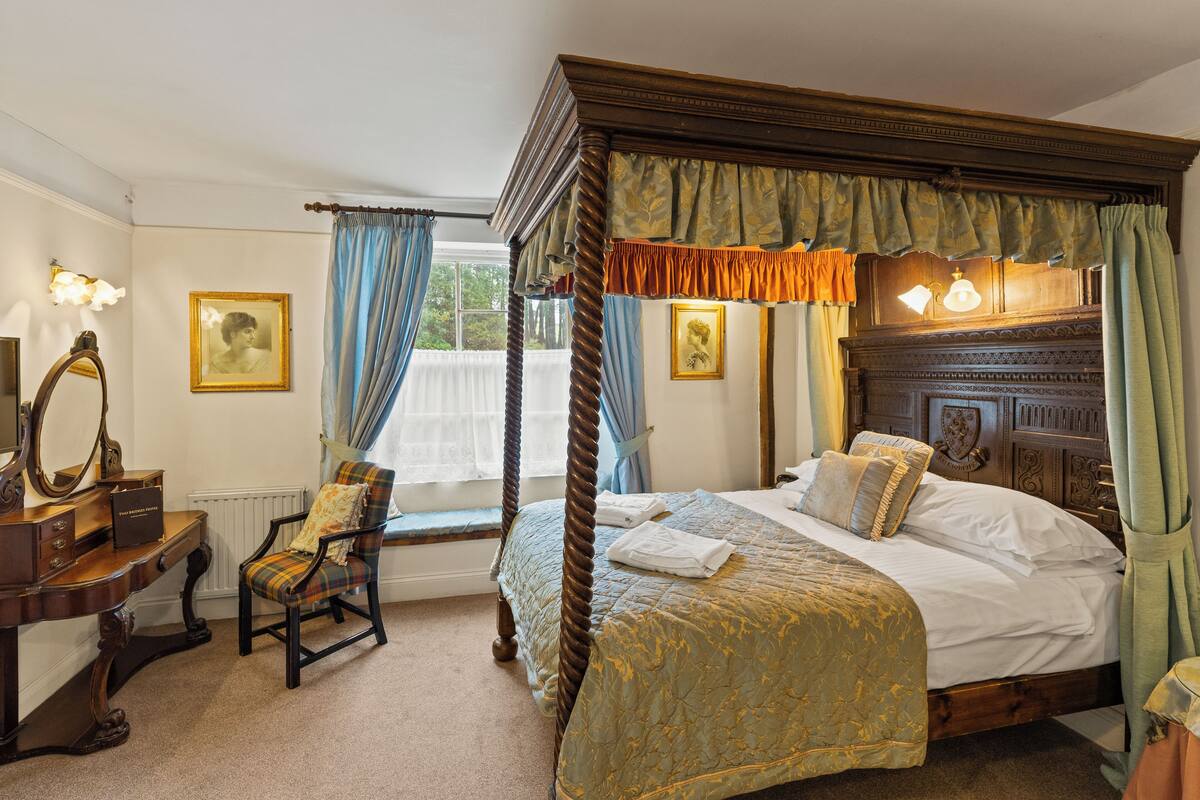 premier room | individually decorated, individually furnished, desk, laptop workspace