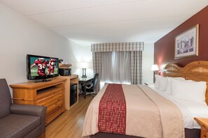 A hotel room with a bed, a TV, a desk, and a chair. - Red Roof Inn & Suites Stafford, VA - Quantico (Stafford)