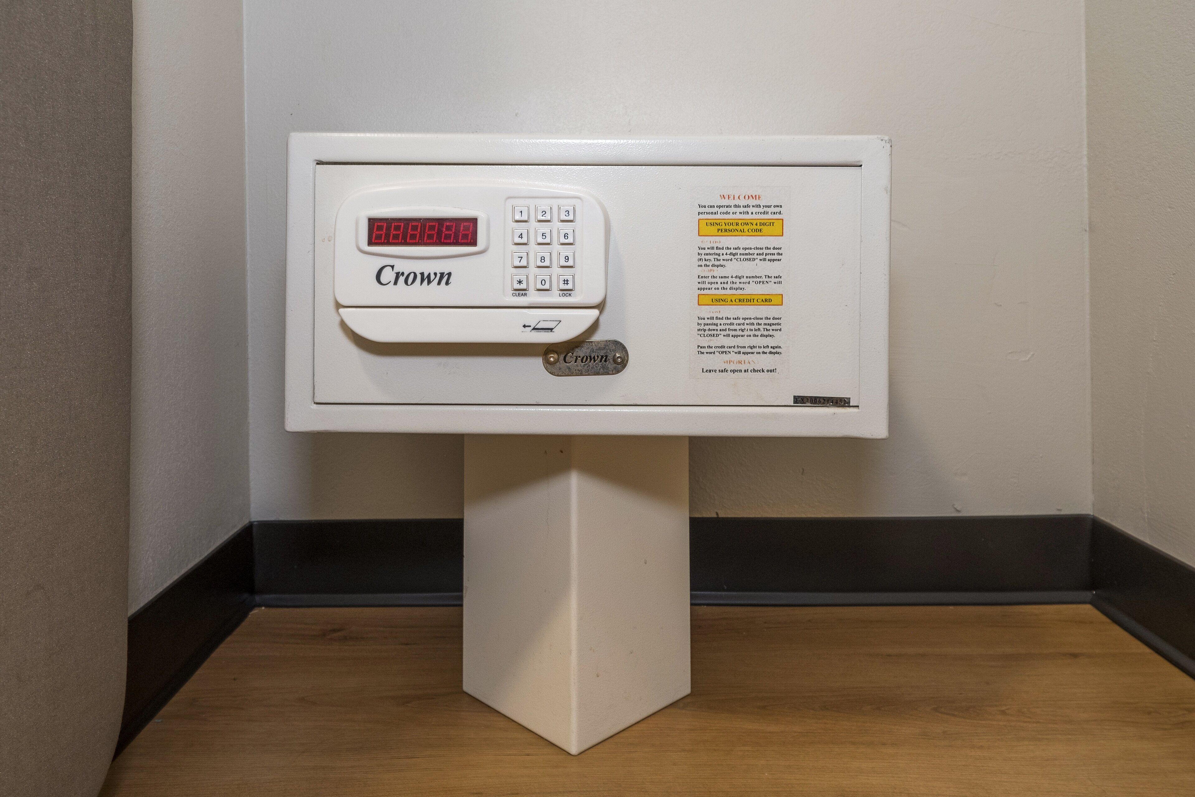 in-room safe, desk, laptop workspace, blackout curtains