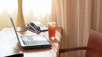 Ropa de cama hipoalergénica y caja de seguridad en la habitación