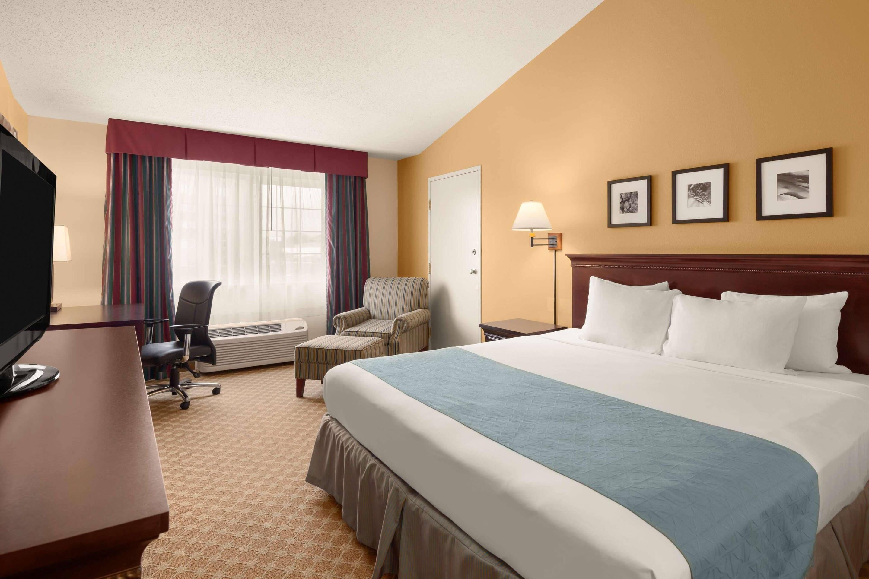 Hypo-allergenic bedding, in-room safe, desk, blackout drapes
