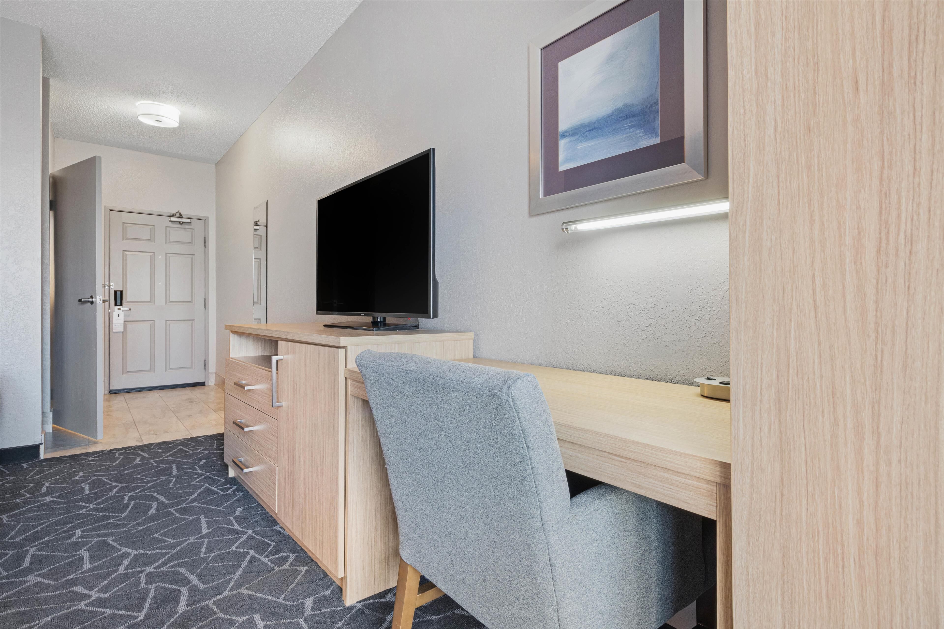 1 bedroom, premium bedding, pillow-top beds, desk