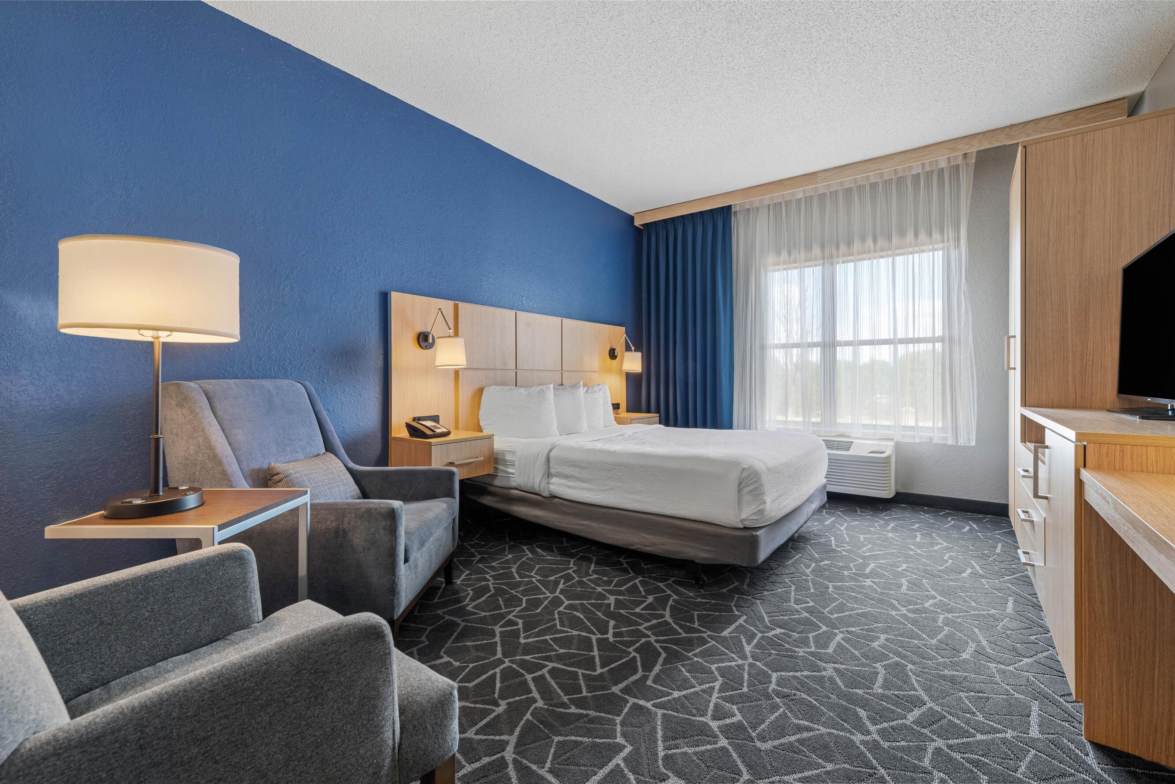 standard room, 1 queen bed, accessible, refrigerator (pet friendly) | 1 bedroom, premium bedding, pillow-top beds, desk