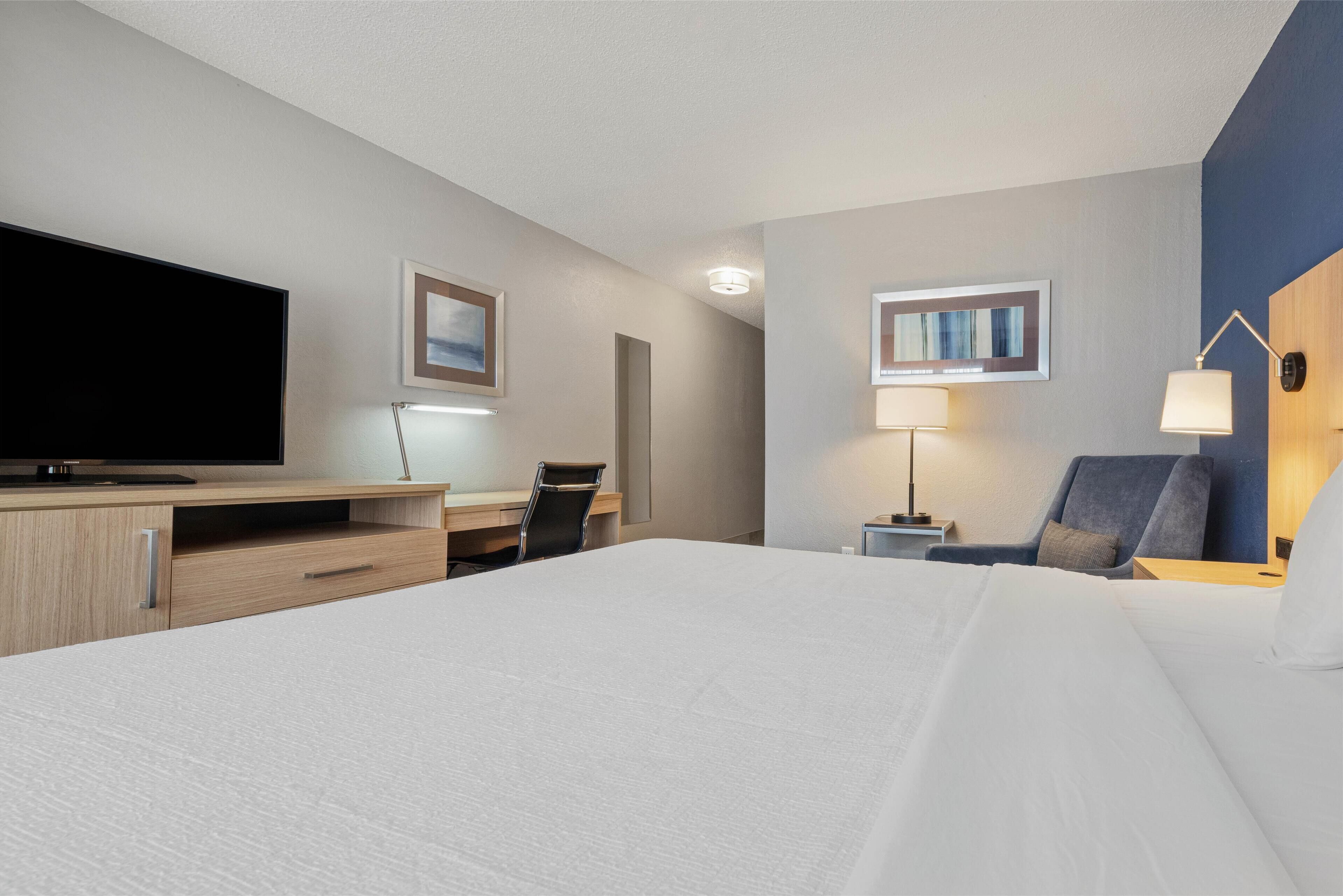 standard room, 1 king bed, non smoking, refrigerator | 1 bedroom, premium bedding, pillow-top beds, desk