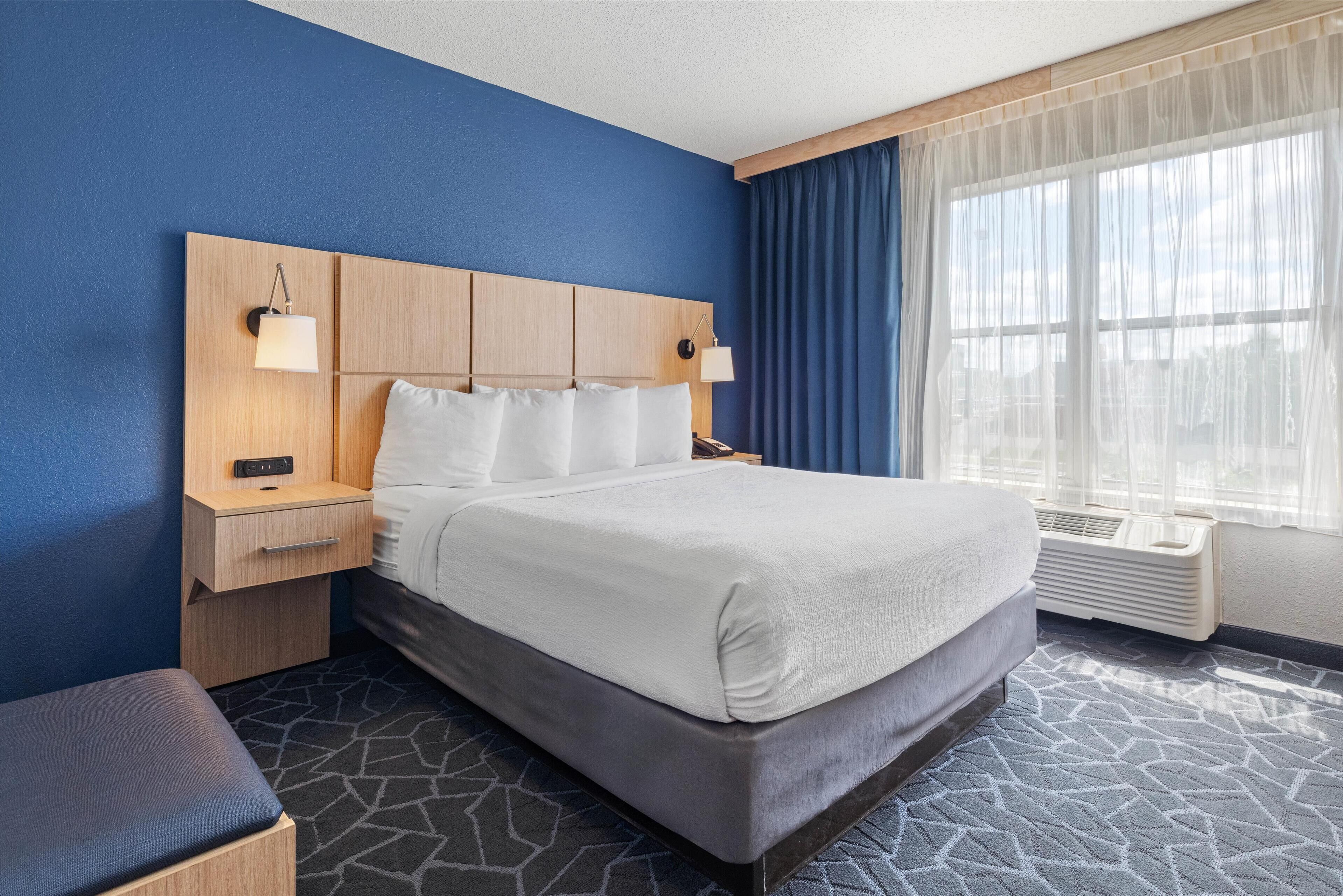 standard room, 1 queen bed, non smoking, refrigerator | 1 bedroom, premium bedding, pillow-top beds, desk