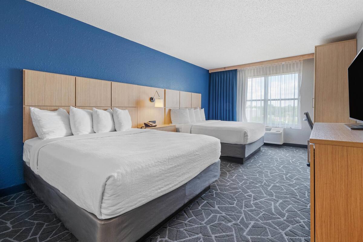 1 bedroom, premium bedding, pillow-top beds, desk