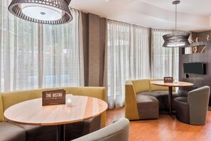 Petit déjeuner et dîner servis sur place, spécialités Cuisine américaine