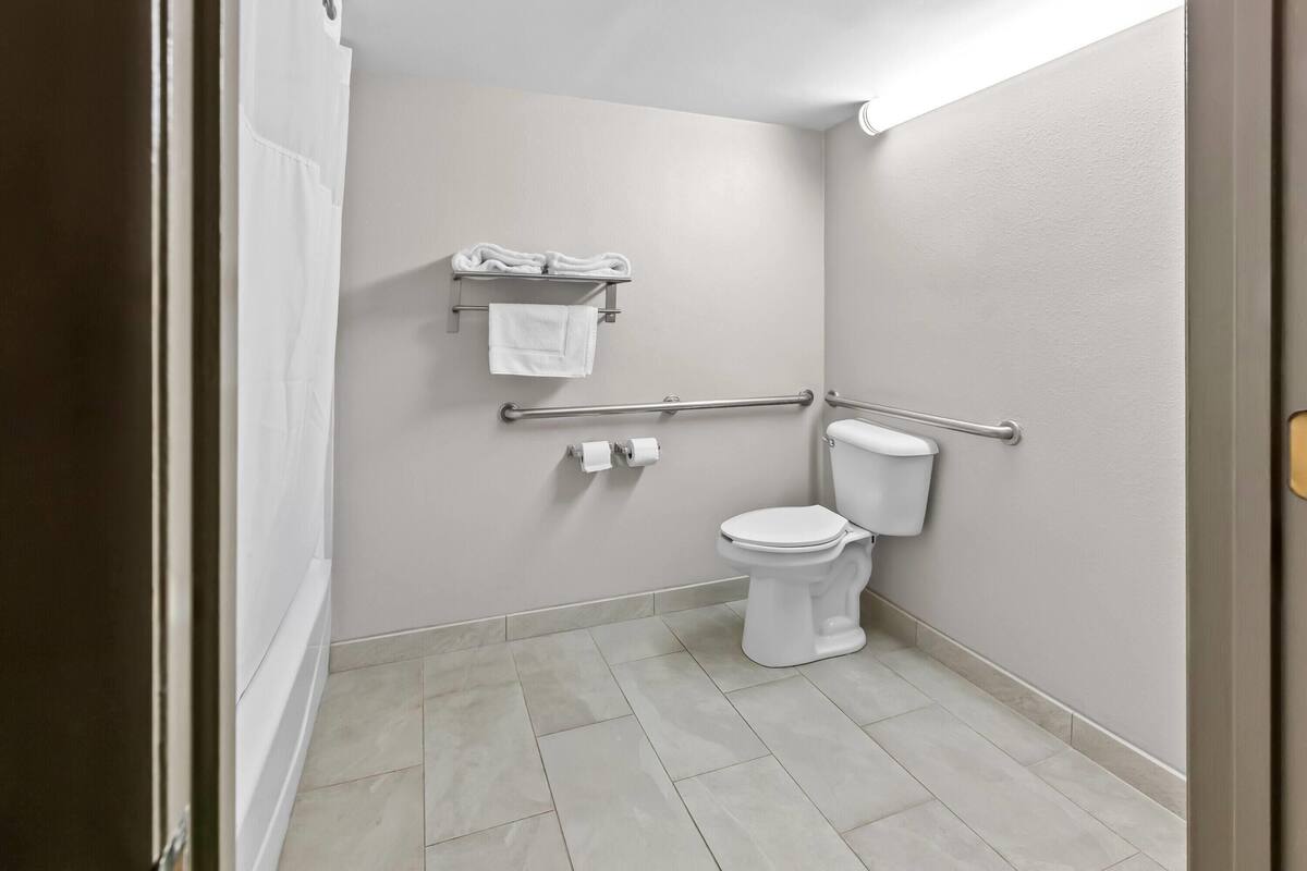 Room, 2 Double Beds, Accessible, Non Smoking (Mobility, Bathtub with Grab Bars) | Accessible bathroom