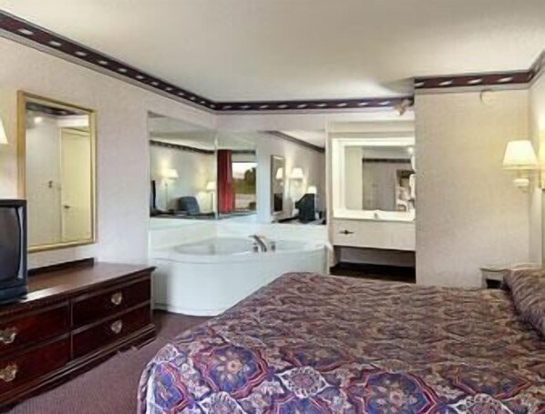 Desk, iron/ironing board, free rollaway beds, free WiFi - Days Inn by Wyndham Saint Pauls (St. Pauls)