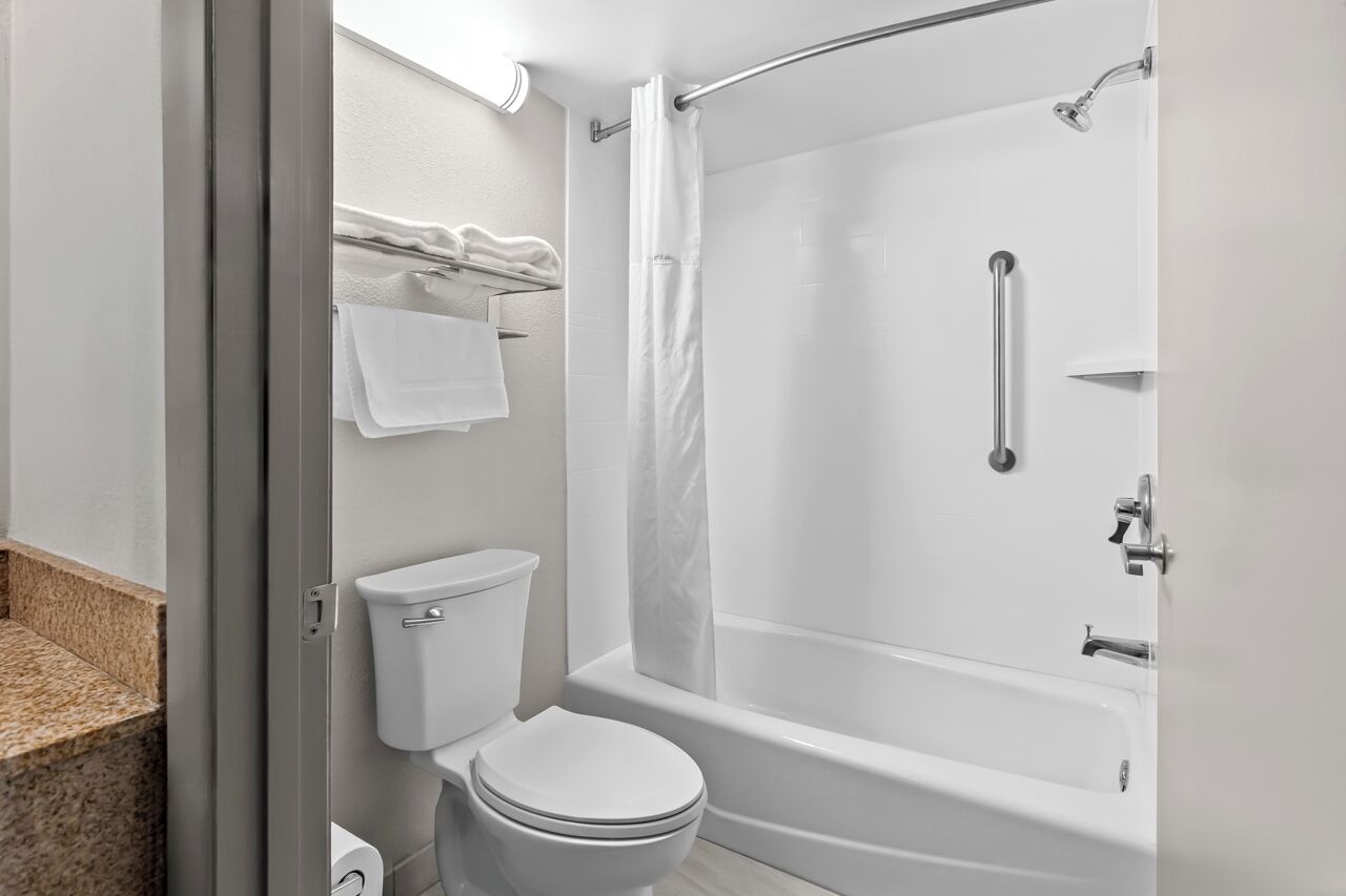 Suite, 1 kingsize-seng, utsikt mot innsjø (Sofa Bed, Soaker Tub) | Bad | Kombinert dusj/badekar, hårføner og håndklær