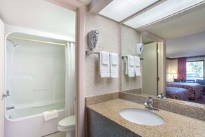 Combined shower/bathtub, hair dryer, towels