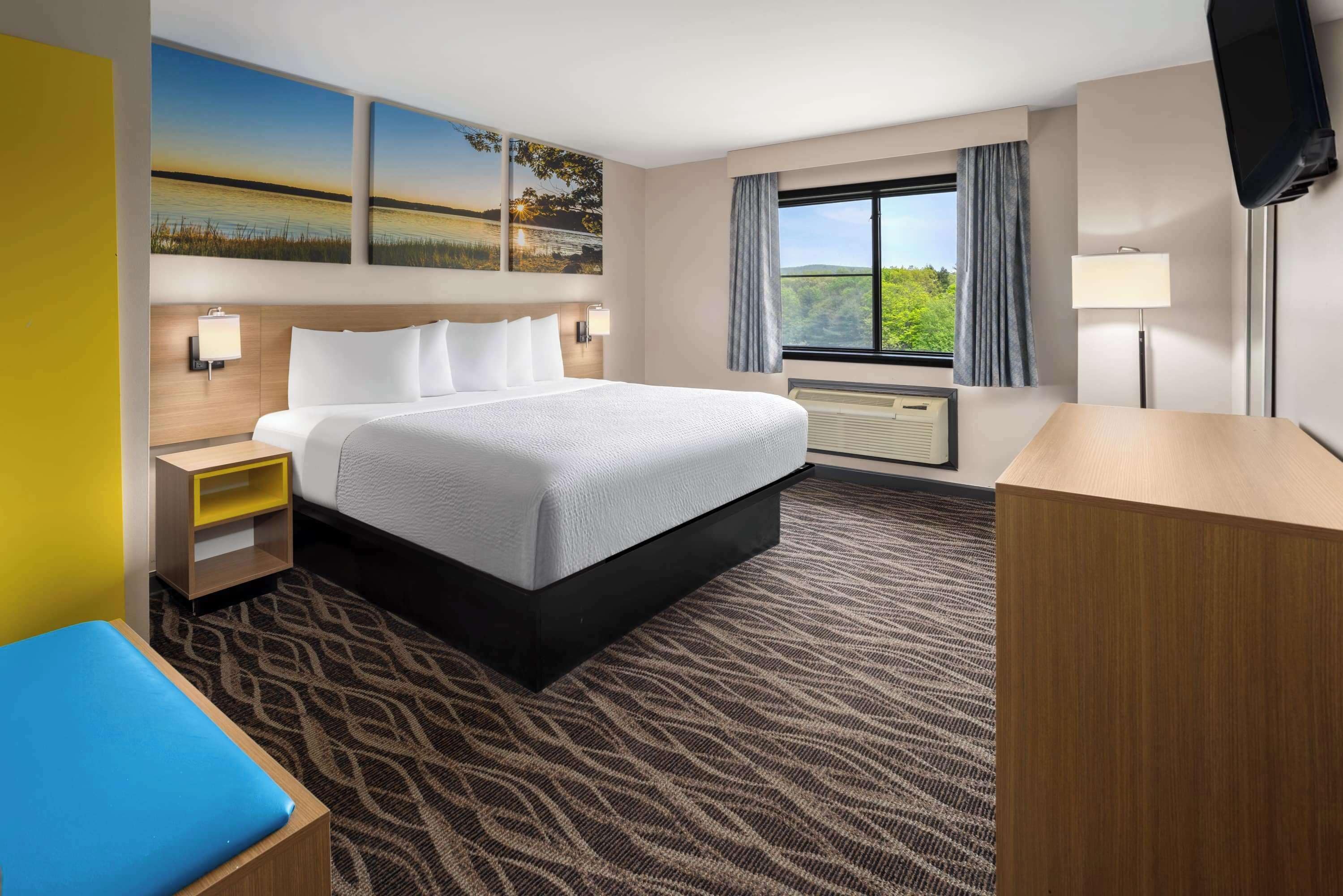 Suite, 1 King Bed, Non Smoking (1 Bedroom) | In-room safe, desk, laptop workspace, iron/ironing board