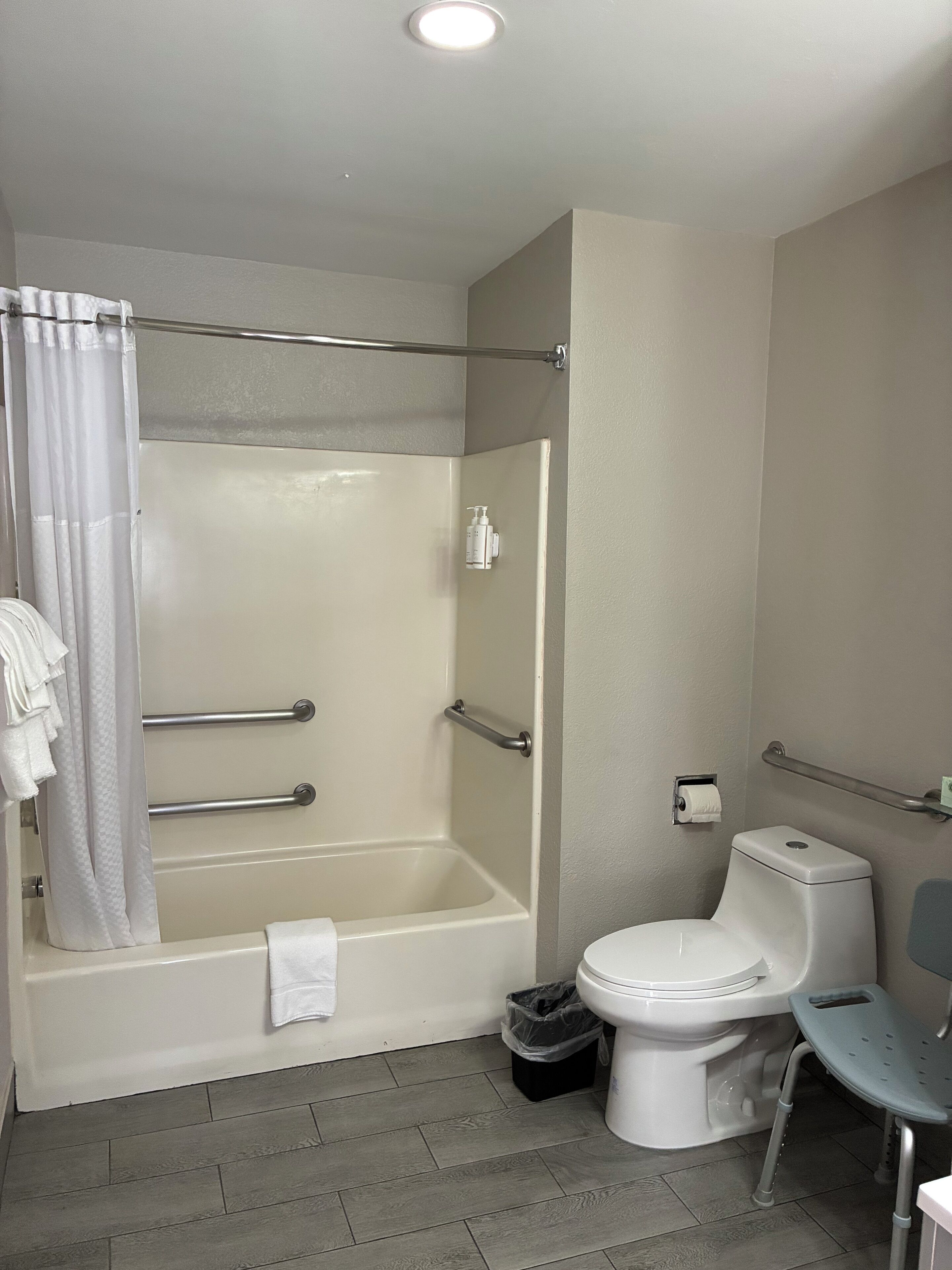 Un baño con bañera, inodoro y zona de ducha.