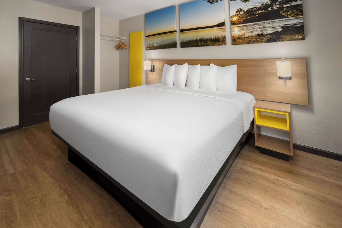 Room, 1 King Bed, Accessible, Non Smoking (Mobility Accessible) | In-room safe, desk, laptop workspace, iron/ironing board