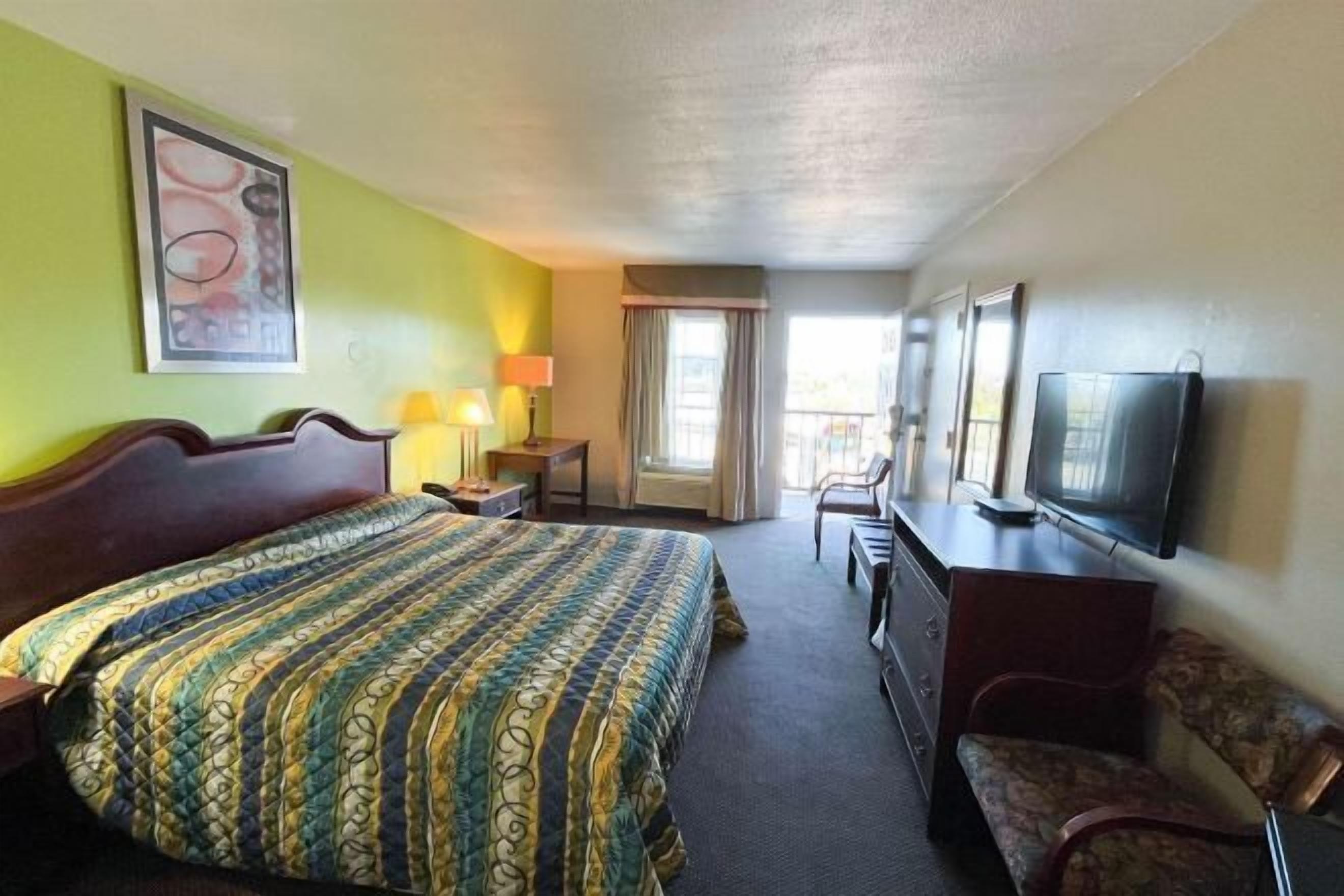 Tabla de planchar con plancha, wifi gratis y ropa de cama 