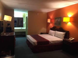 Quarto standard, 1 cama King | Ferros/tábuas de passar roupa, Wi-Fi de cortesia, roupa de cama
