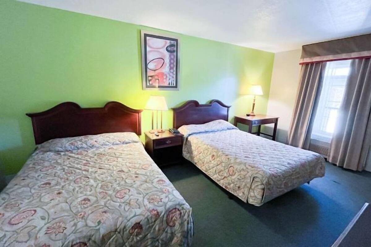 Tabla de planchar con plancha, wifi gratis y ropa de cama