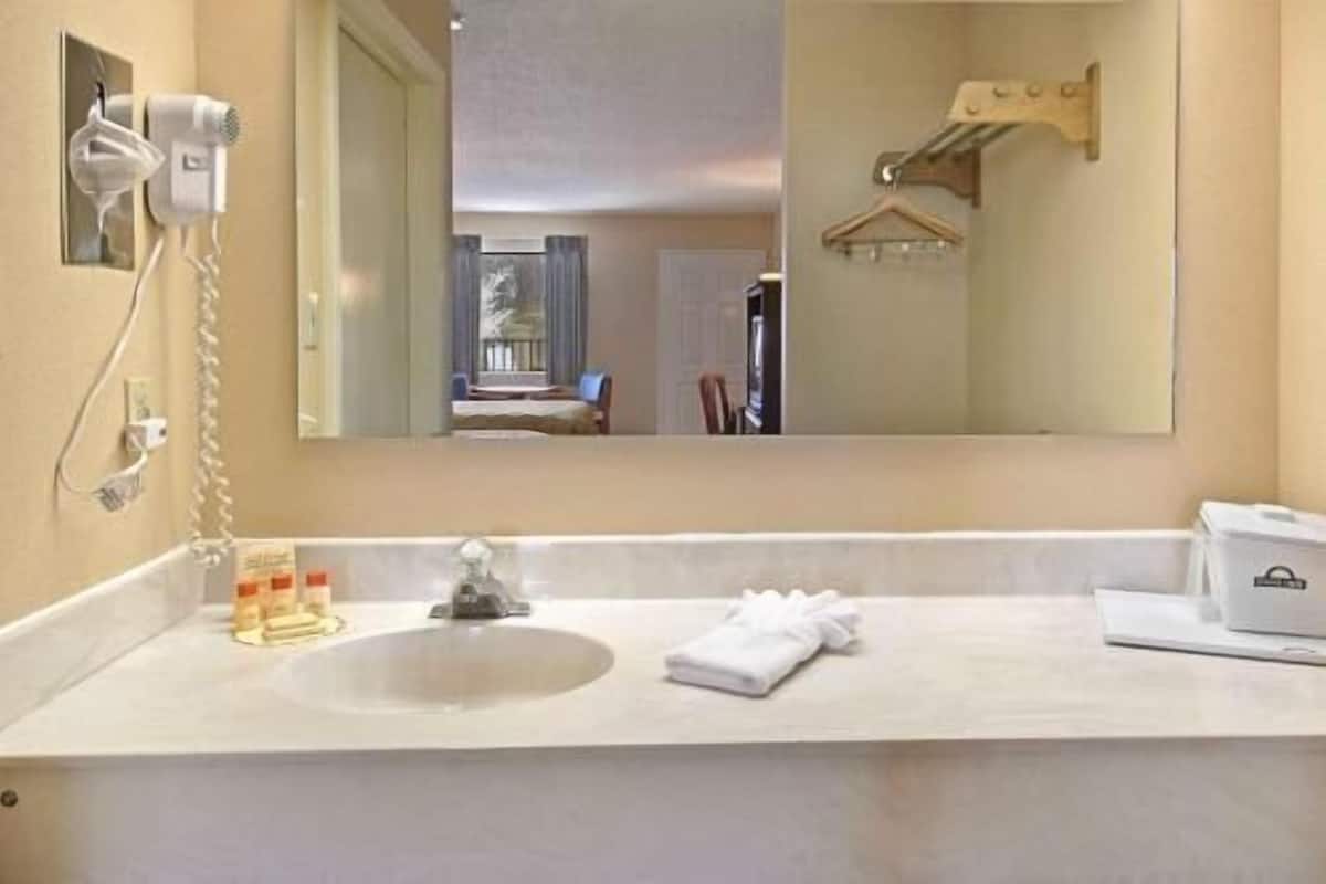 Badrum | Badkar/dusch, gratis toalettartiklar, hårtork och handdukar