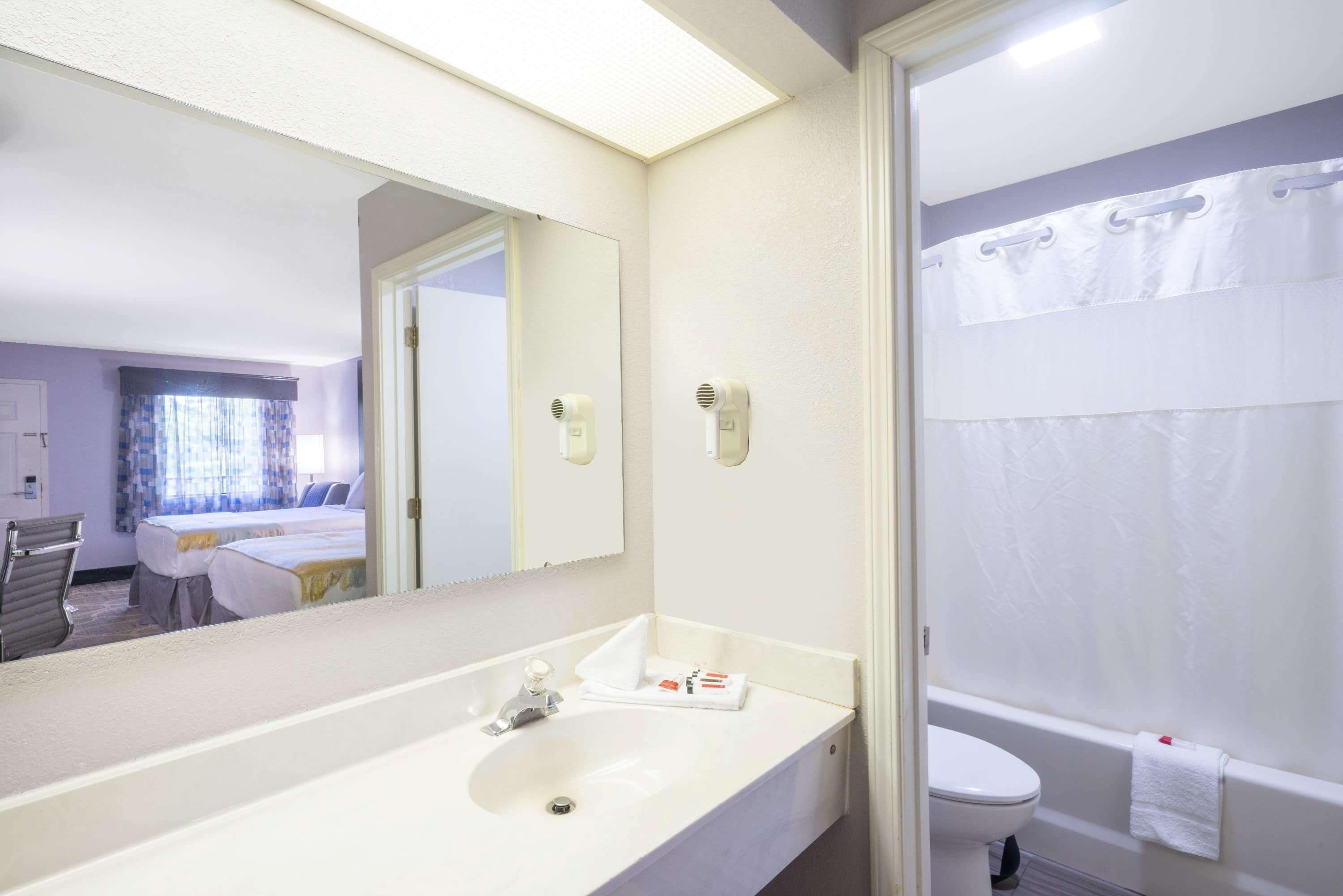 Een bad/douchecombinatie, gratis toiletartikelen, een haardroger