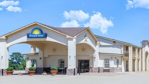A Days Inn with a prominent entrance, large windows, and a clear blue sky. - Days Inn by Wyndham Centerville (Centerville)