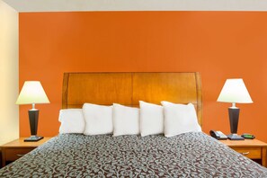 Escritorio, tabla de planchar con plancha, wifi gratis y ropa de cama