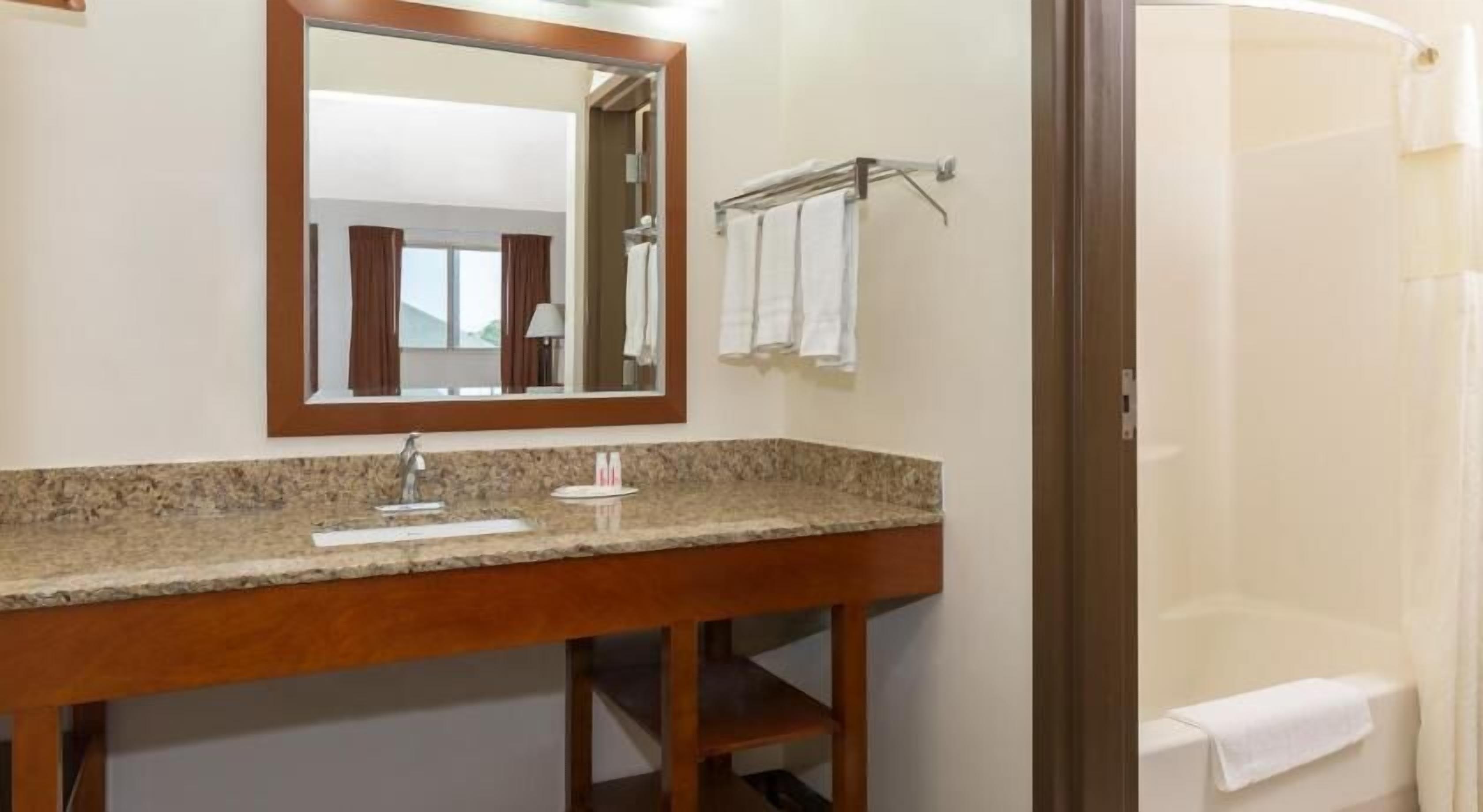 Bathroom | Combined shower/tub, hair dryer, towels