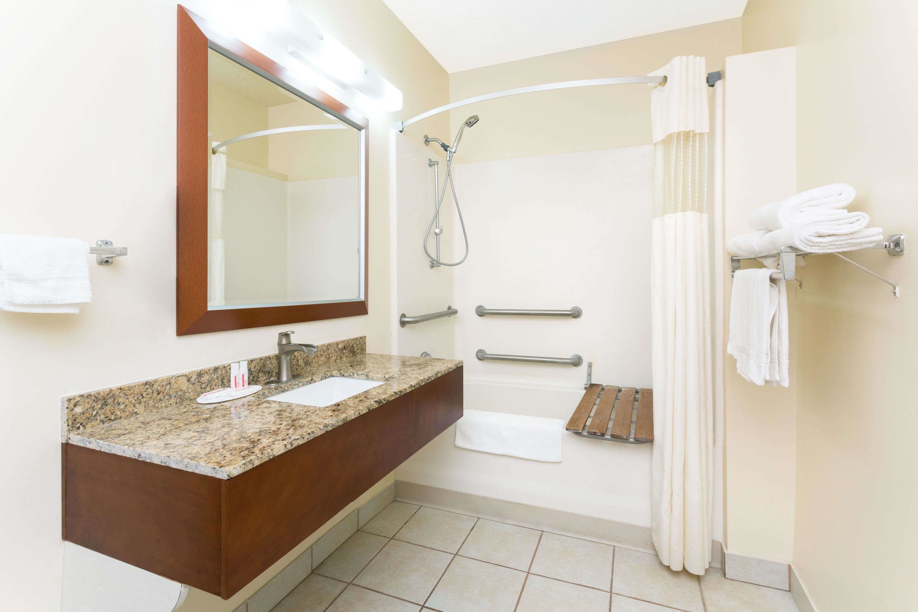 Room, 1 Queen Bed, Non Smoking | Bathroom | Combined shower/bathtub, hair dryer, towels