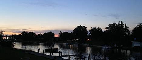 Une vue sur le lac avec un quai et des bancs.
