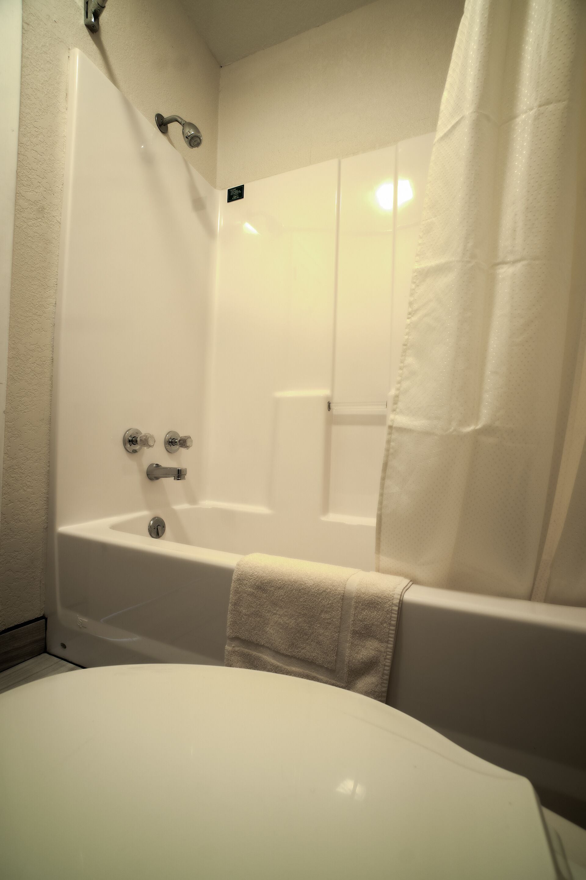 Un baño con bañera, ducha e inodoro.