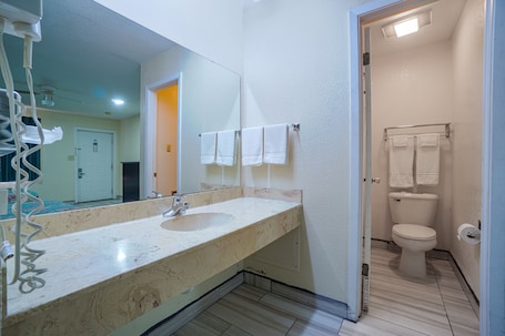 Economy-Doppelzimmer, 2 Doppelbetten, Raucher, Kühlschrank und Mikrowelle | Badezimmer | Kostenlose Toilettenartikel, Haartrockner, Handtücher. Texas Inn San Benito near Harlingen