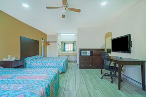 Economy-Doppelzimmer, 2 Doppelbetten, Raucher, Kühlschrank und Mikrowelle | Schreibtisch, Bügeleisen/Bügelbrett, kostenloses WLAN, Bettwäsche