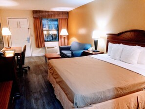 Zimmer, 1 King-Bett, Kühlschrank und Mikrowelle