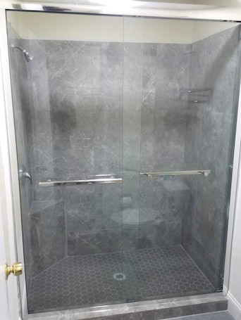 Room, 2 Queen Beds, Refrigerator & Microwave | Bathroom shower. Sylvania Inn