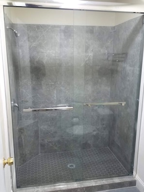 Kamer, 2 queensize bedden, koelkast & magnetron | Badkamer met douche