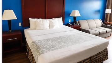 Chambre, 1 très grand lit, réfrigérateur et four à micro-ondes | Bureau, fer et planche à repasser, Wi-Fi gratuit, draps fournis