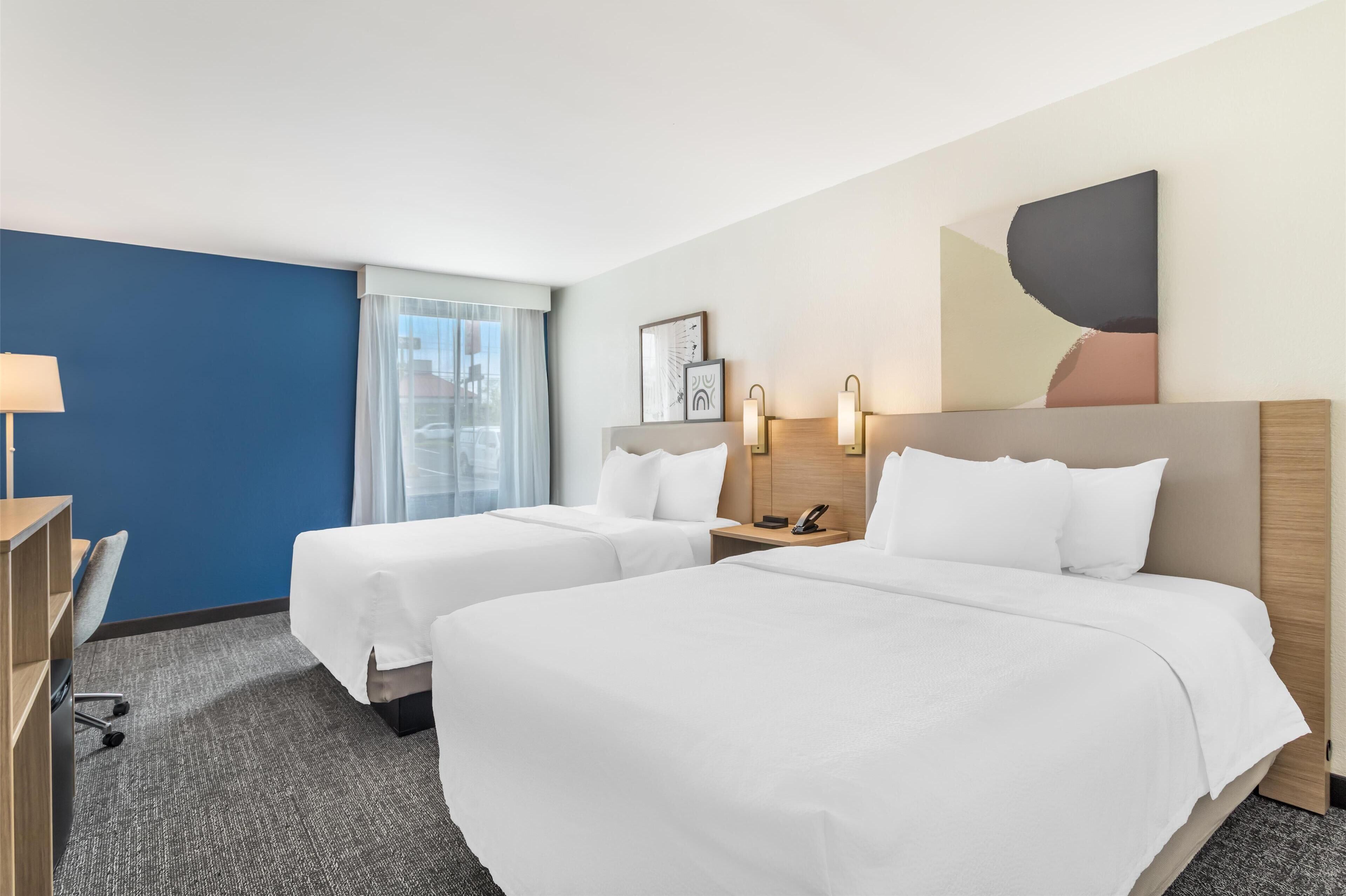 Schreibtisch, laptopgeeigneter Arbeitsplatz, schallisolierte Zimmer