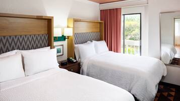 Standardværelse - 2 dobbeltsenge | Pengeskab på værelset, skrivebord, arbejdsområde til bærbare computere