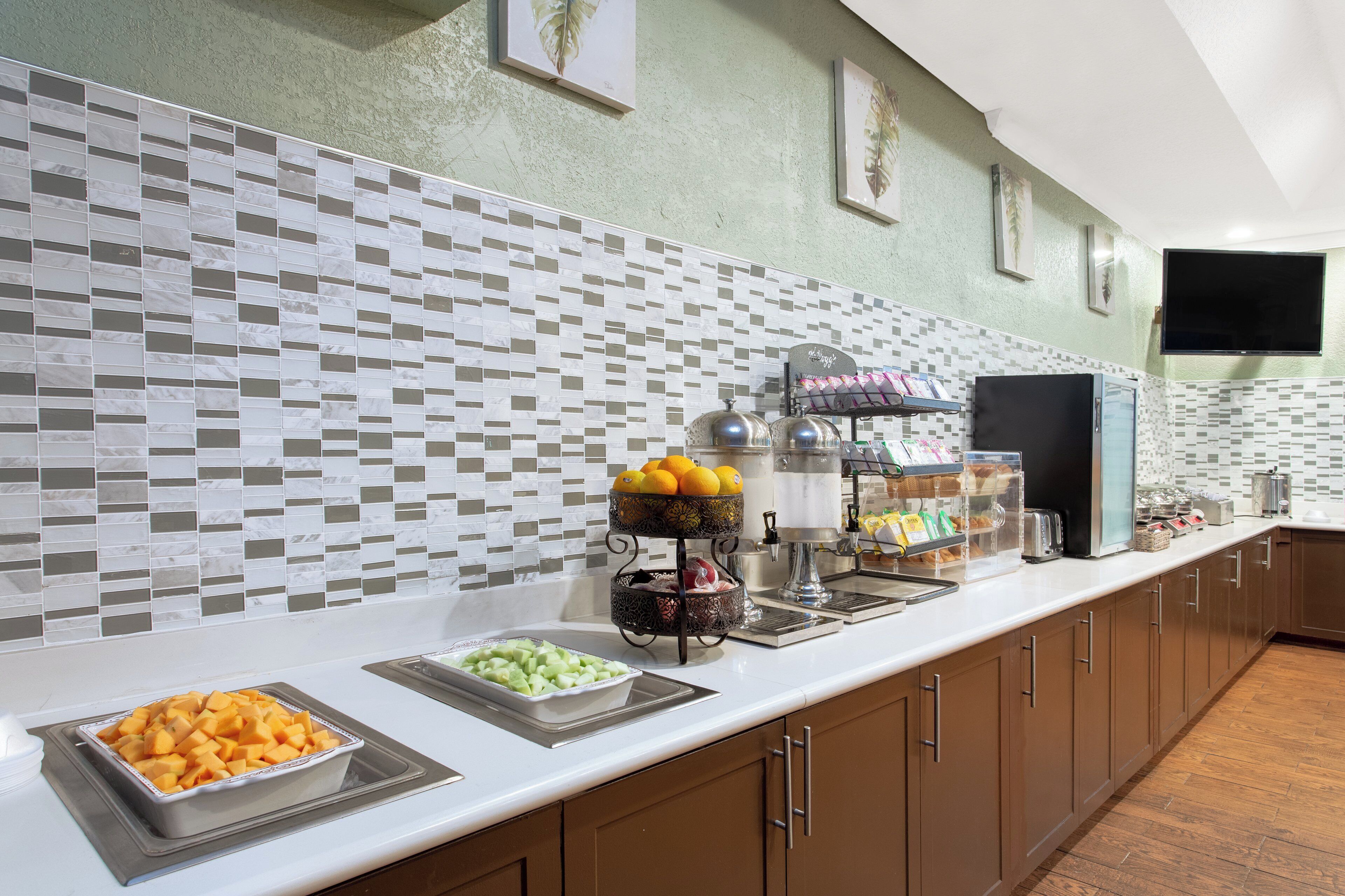 Montaje tipo buffet con diversas opciones de comida y una estación de café.