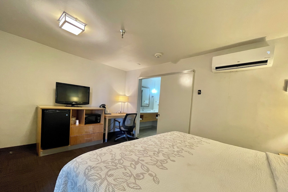 Deluxe kamer, 1 kingsize bed (Smoke Free) | Een kluis op de kamer, een bureau, een laptopwerkplek