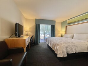 Safe på rommet, skrivebord og skrivebord for bærbar PC