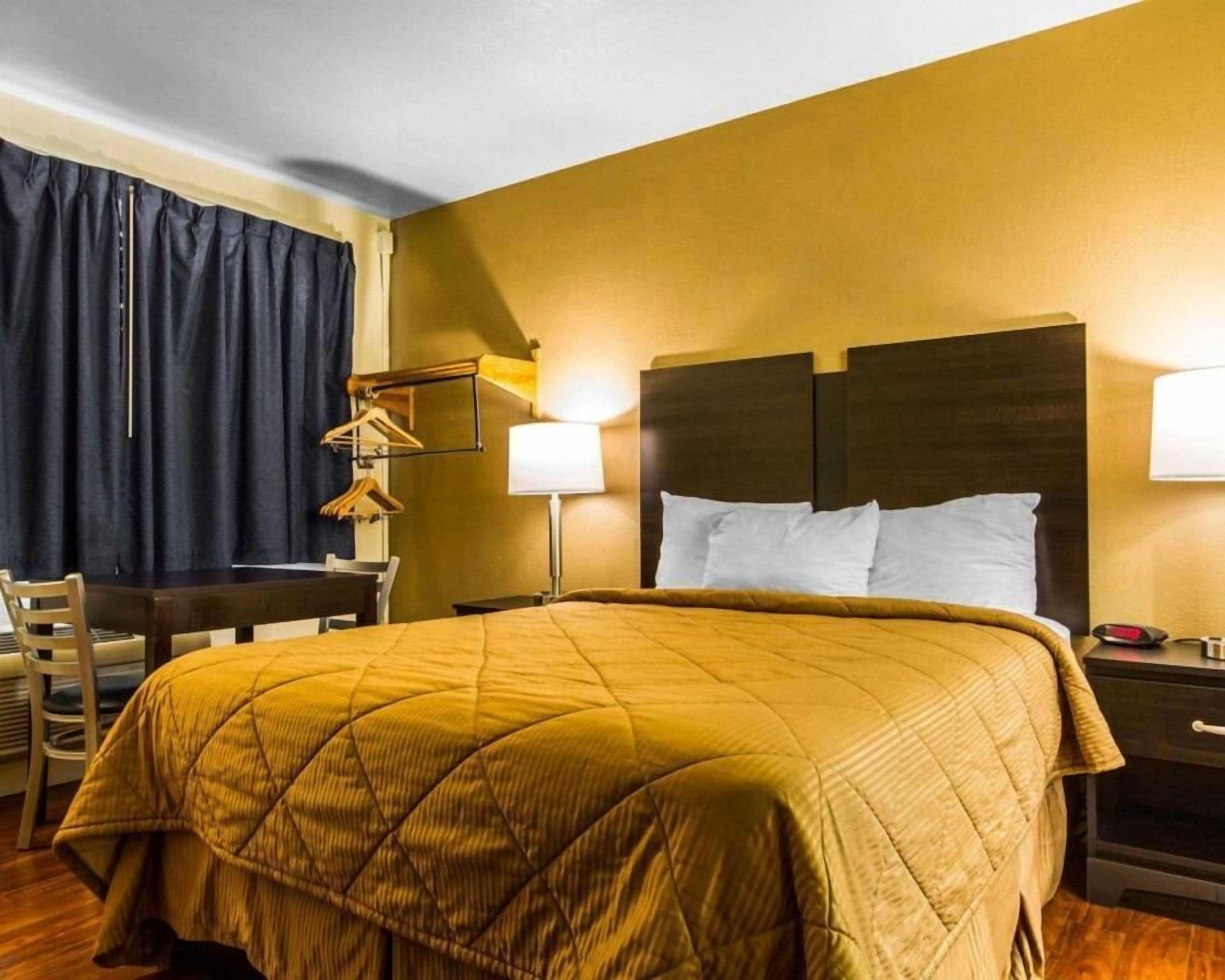 Cortinas blackout, insonorización y tabla de planchar con plancha 