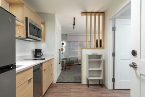 Refrigerador con freezer, microondas, placa de cocina, lavavajillas