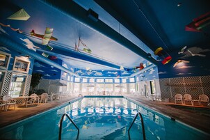 Una piscina techada, sillones reclinables de piscina