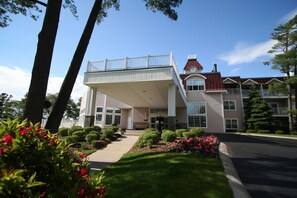 Property entrance - Bayshore Resort (Traverse City)