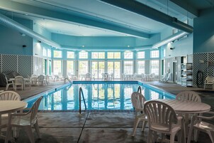Una piscina techada, sillones reclinables de piscina