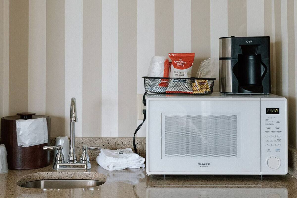 deluxe suite, 1 bedroom, bay view | 1 bedroom, hypo-allergenic bedding, laptop workspace, iron/ironing board