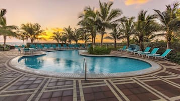 室外游泳池,09:00 至 17:00 开放,日光浴躺椅