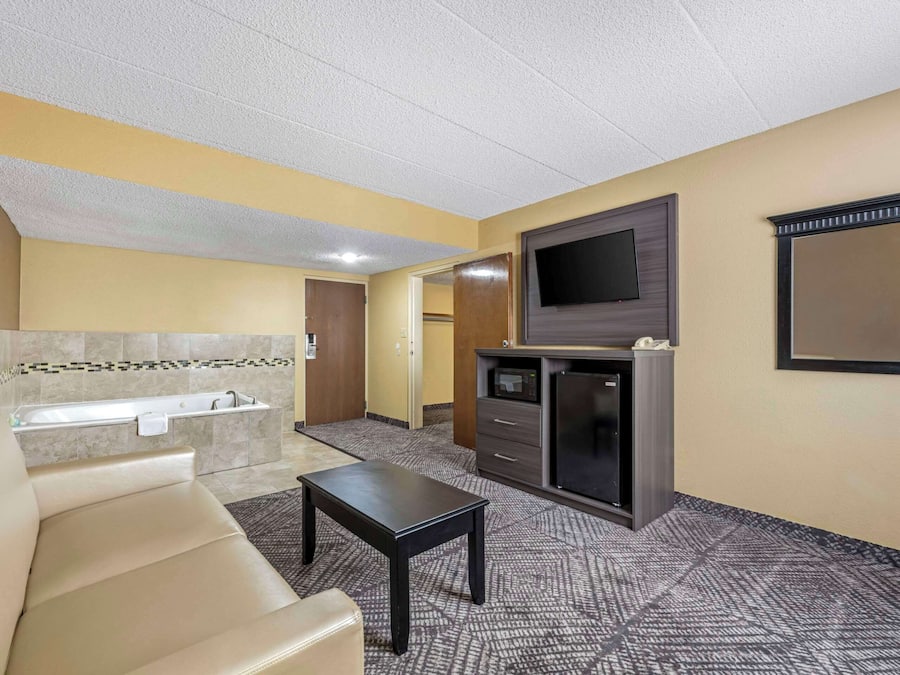 Een bureau, een laptopwerkplek, geluiddichte muren