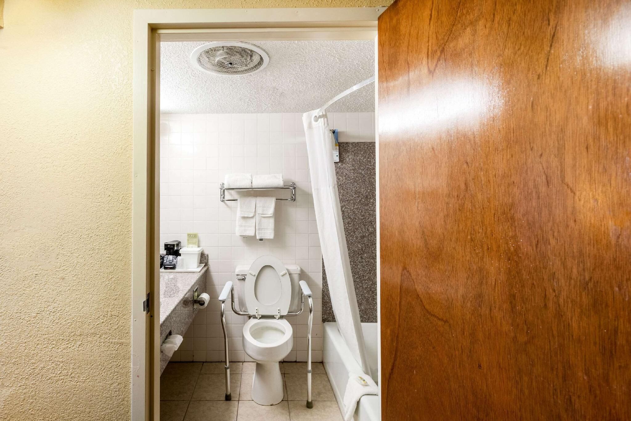 Un baño con inodoro, ducha y lavabo.