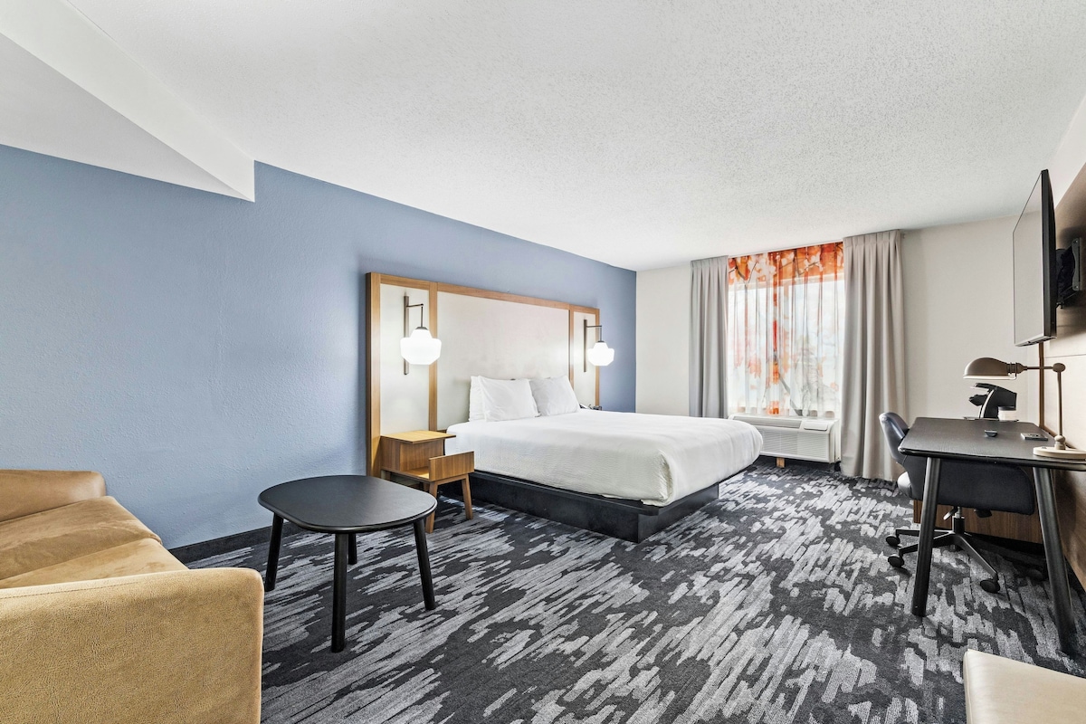 Studio, 1 King Bed with Sofa bed | Premium bedding, in-room safe, desk, laptop workspace